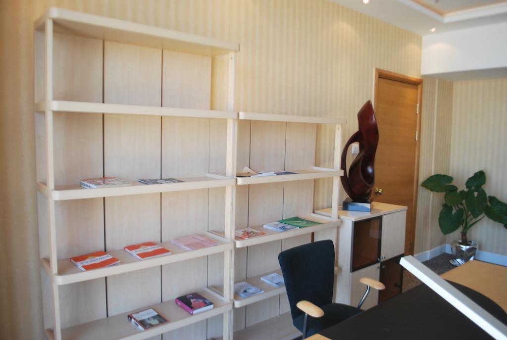 The Center Hotel Weihai Bagian luar foto