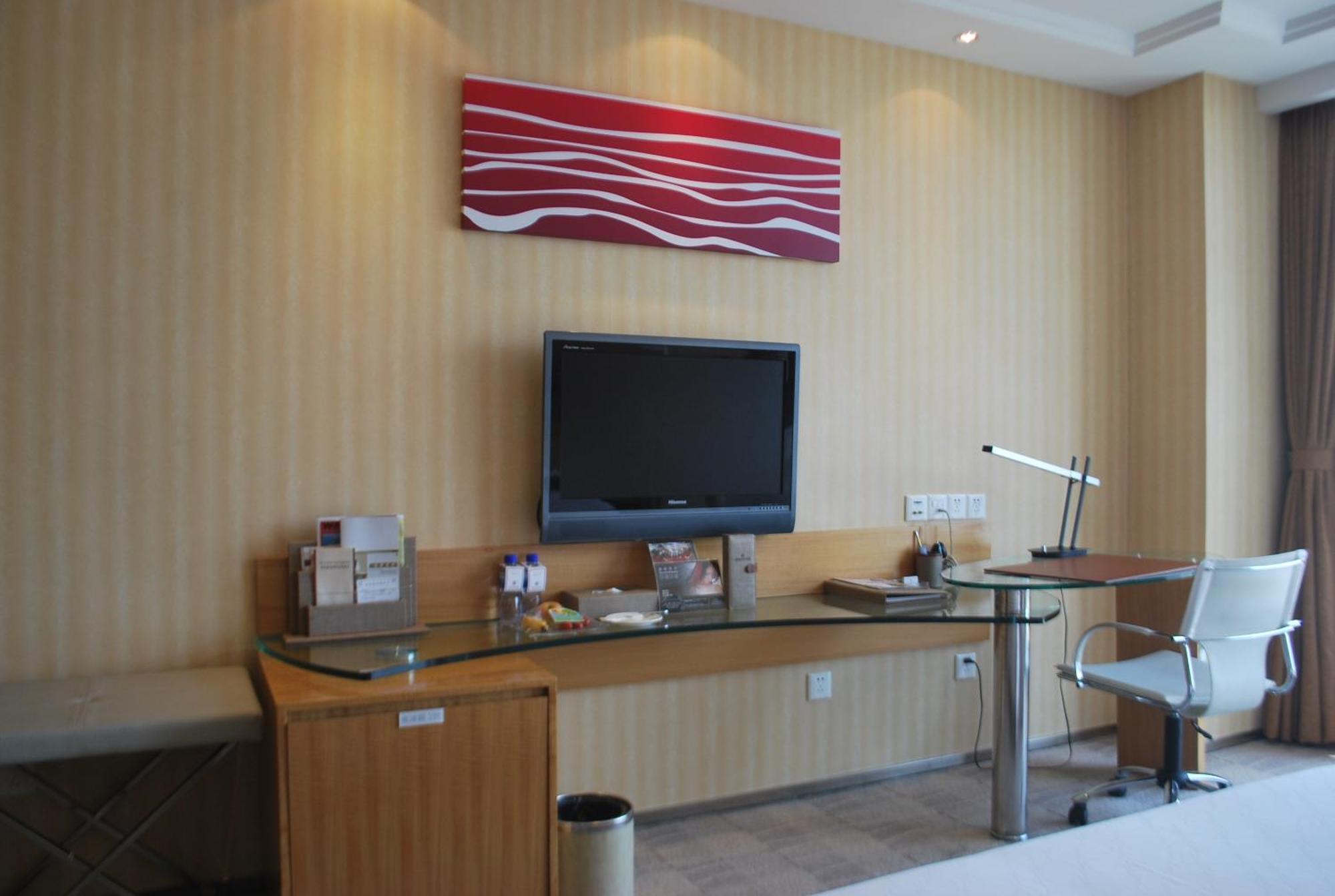The Center Hotel Weihai Bagian luar foto