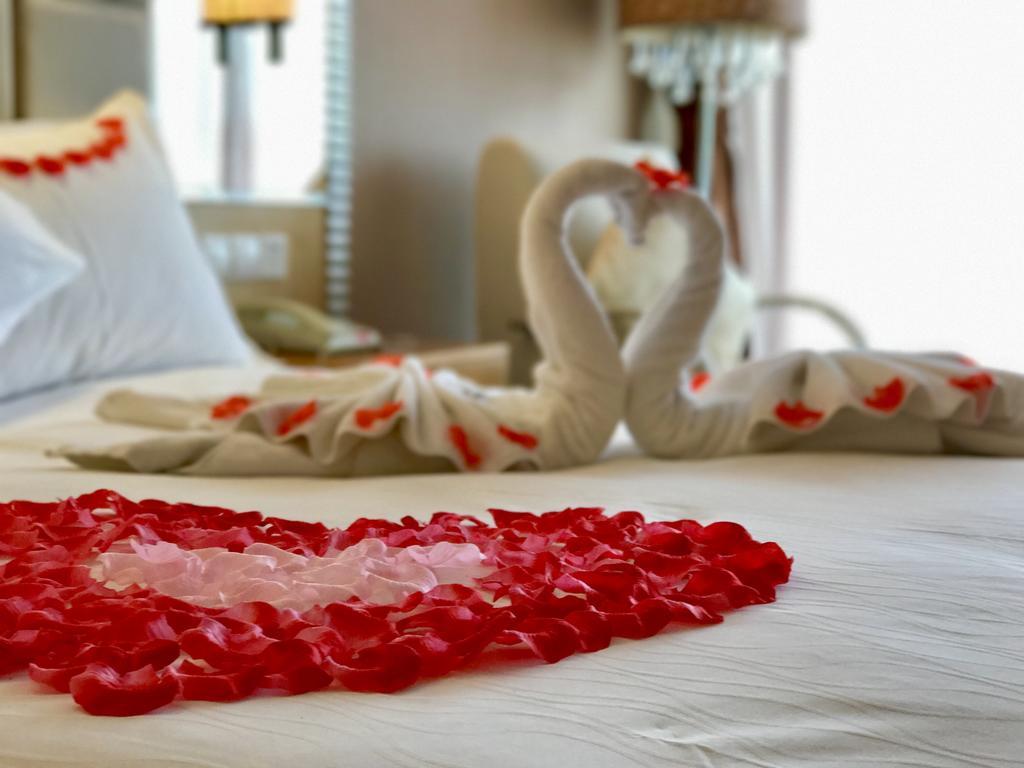 The Center Hotel Weihai Bagian luar foto