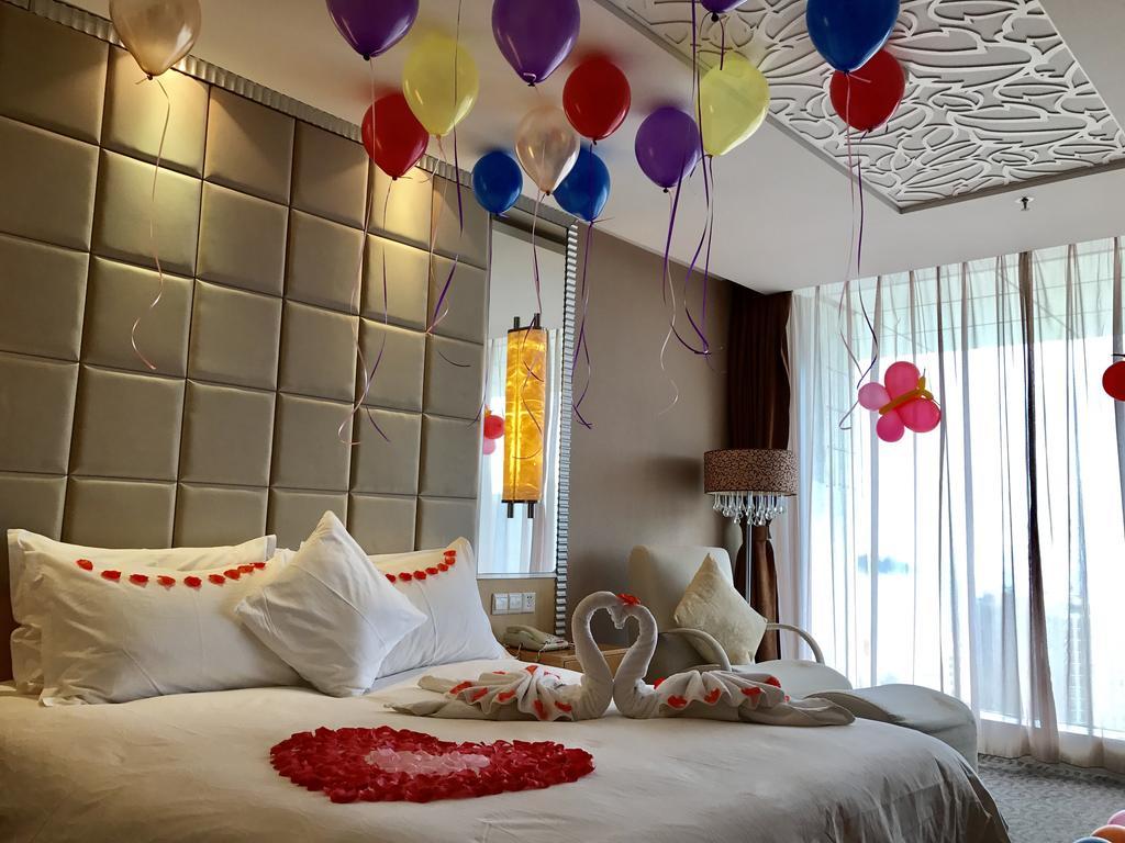 The Center Hotel Weihai Bagian luar foto