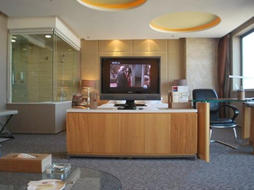The Center Hotel Weihai Bagian luar foto