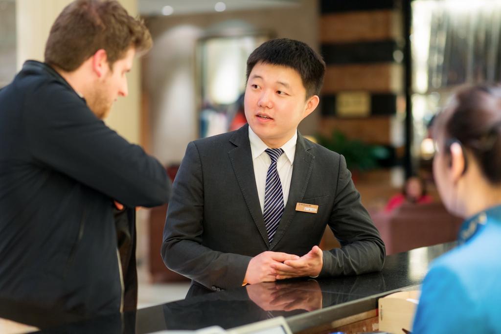 The Center Hotel Weihai Bagian luar foto