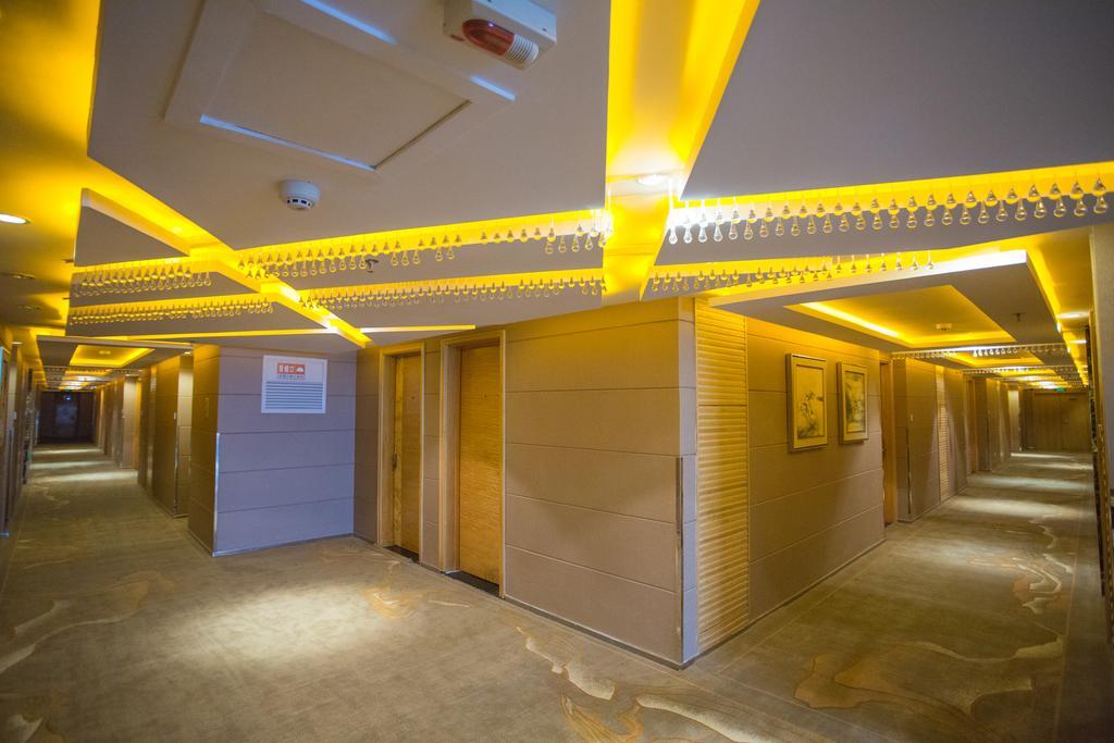 The Center Hotel Weihai Bagian luar foto