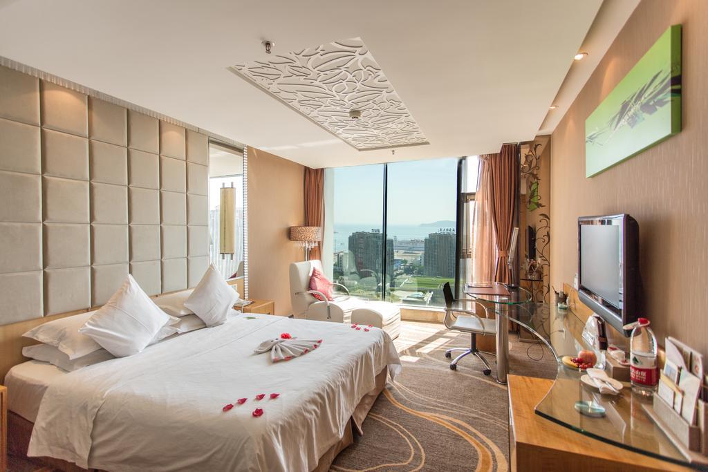 The Center Hotel Weihai Bagian luar foto