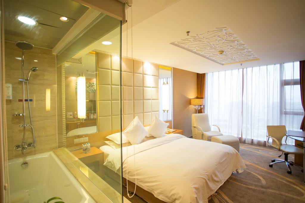 The Center Hotel Weihai Bagian luar foto