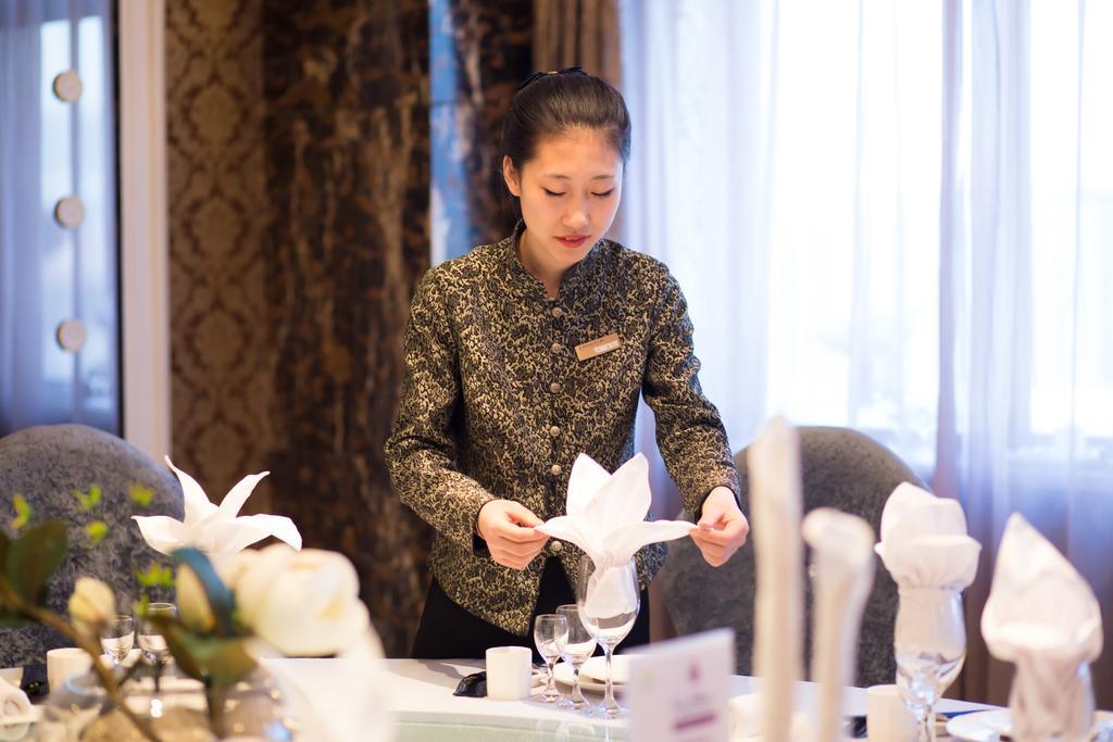 The Center Hotel Weihai Bagian luar foto