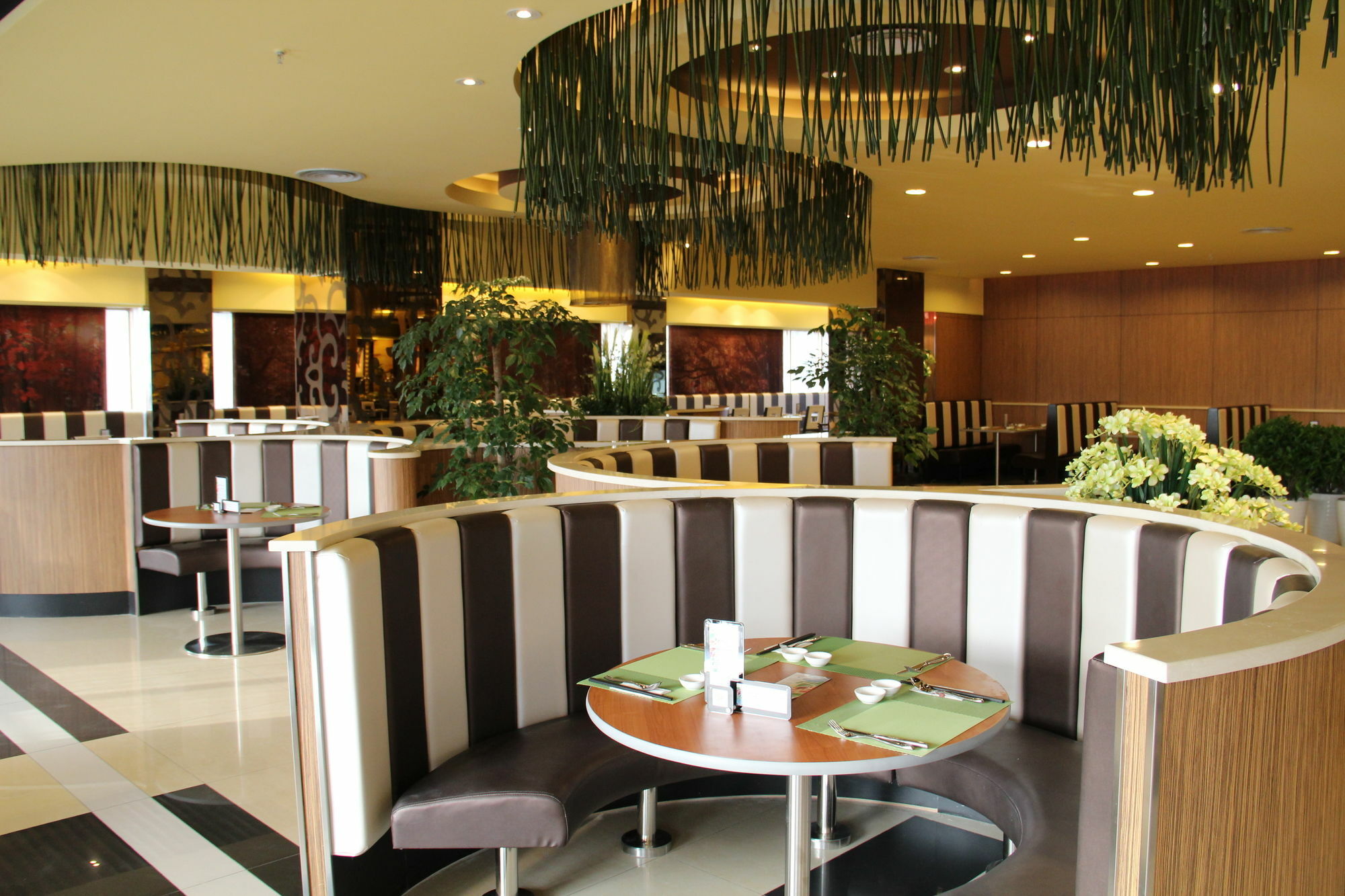 The Center Hotel Weihai Bagian luar foto